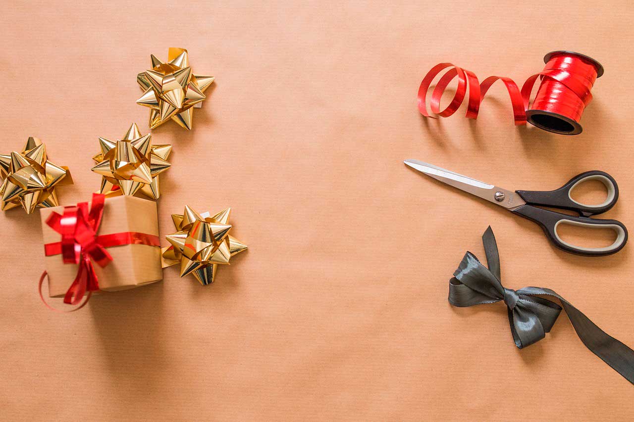 Cómo envolver regalos con papel Kraft?